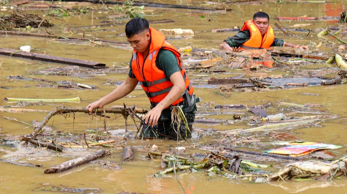 Soldiers tirelessly wade through mud in search of flashflood victims